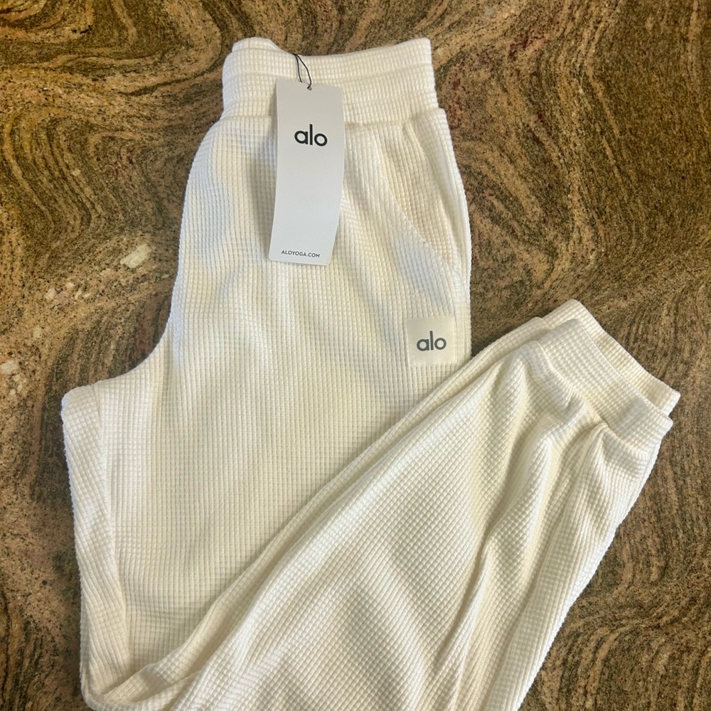 NWT ALO YOGA Weekend Escape Waffle Joggers - Ivory size Small